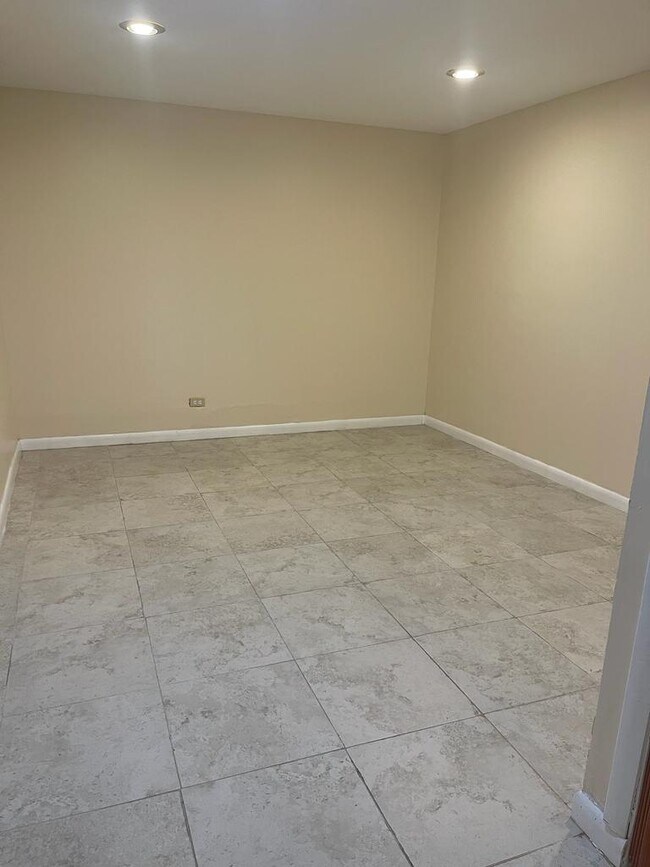 Building Photo - 6521 Racquet Club Dr