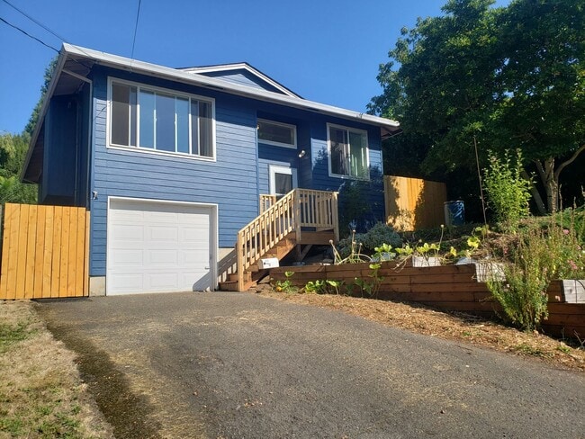 Primary Photo - Charming Milwaukie House with Beautiful Ba...