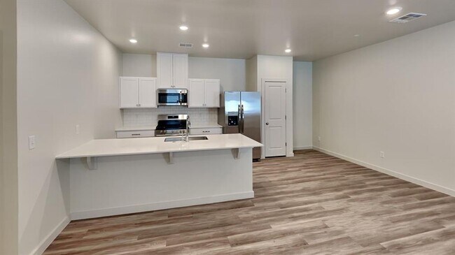 Building Photo - Luxury 3 Bedroom 2 Bathroom Duplex with 2 ...