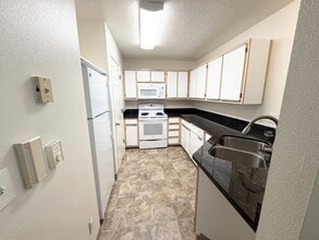 Building Photo - Super Cute Spacious 2BD 2BA in the Hillsdale Neighborhood!