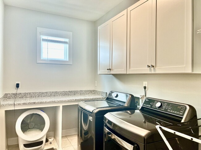 Building Photo - LUXURY TOWNHOME near Southend