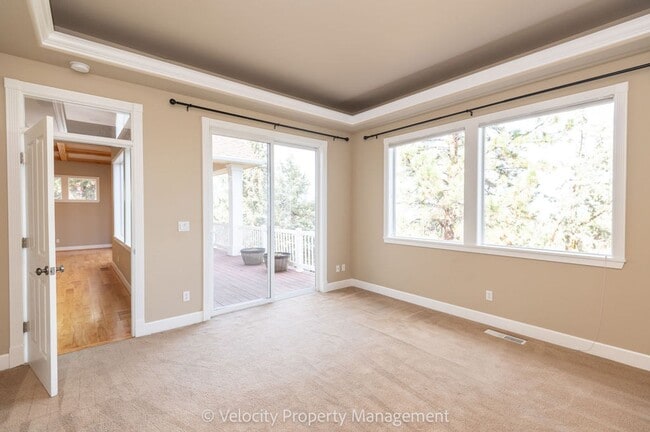 Building Photo - Awbrey Butte Home with Views!