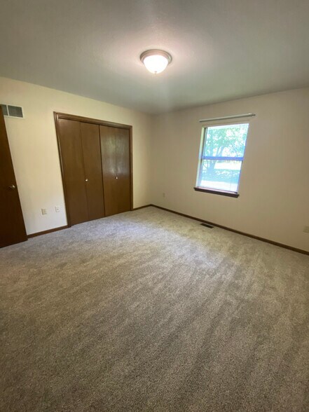 Building Photo - 733 SE Claremont St