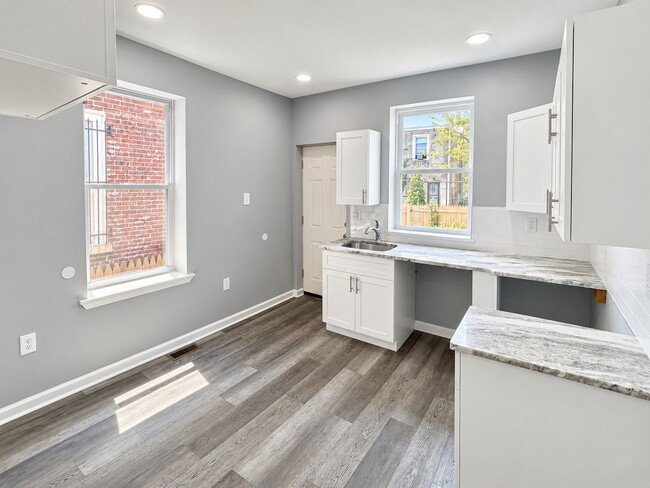 Building Photo - 6418 N Woodstock St