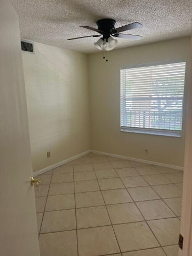 Building Photo - 9993 Three Lakes Cir