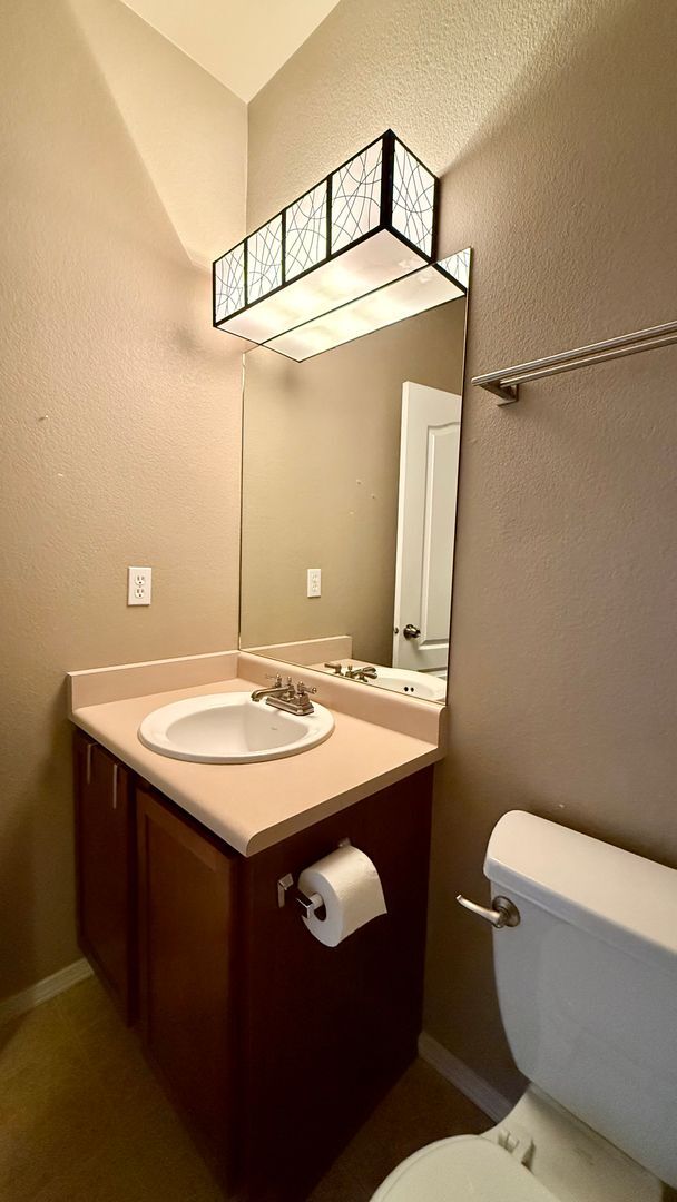 Building Photo - Spacious & Modern 3-Bedroom Townhome in Th...