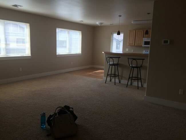 Primary Photo - 2 Bedroom 1 Bathroom Apartment ** NEW PRIC...