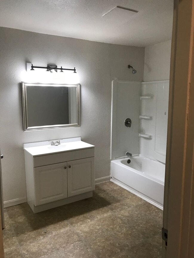 Building Photo - 943 Brice Ave