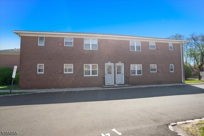 Building Photo - 1131A Valley Rd