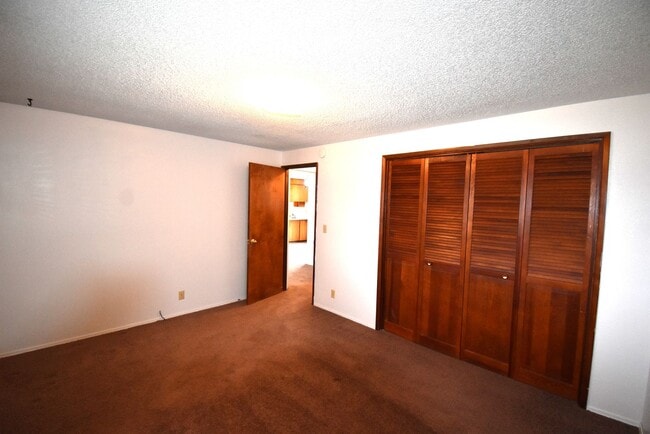 Building Photo - Well kept duplex with garage.