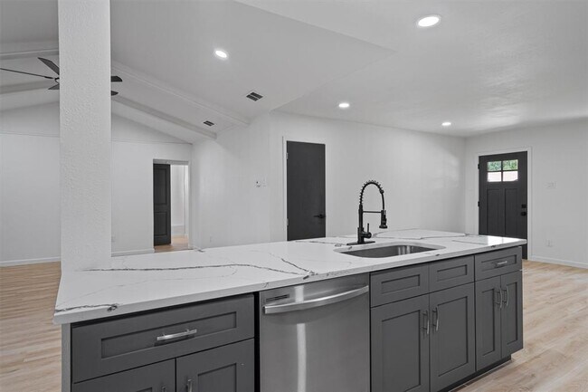 Building Photo - 1700 Deep Wood Dr