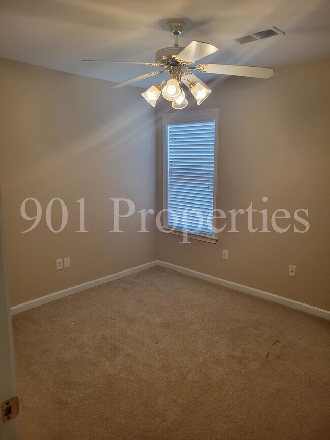 Building Photo - 390 Fountain Lake Dr