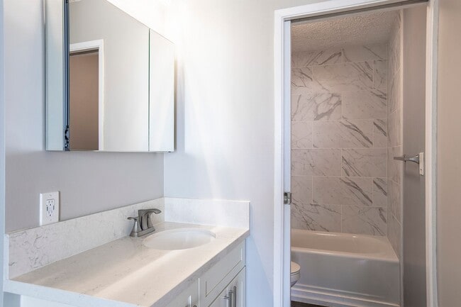 Building Photo - Modern 2-Bedroom Unit with Large Lanai – Prime Waikiki Location