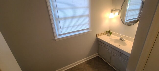 Building Photo - Great private home convenient to I40, Airport and Farmers Market