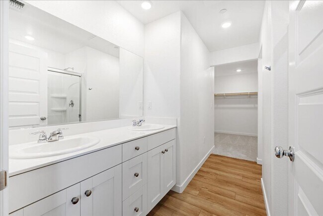 Building Photo - 3685 Vestland Ct