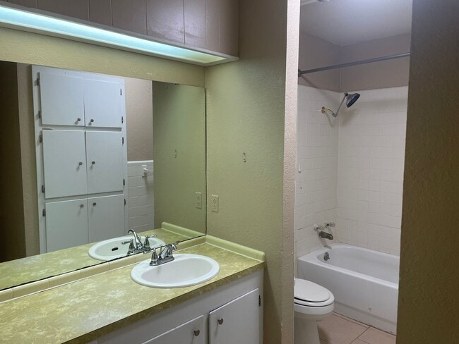 Building Photo - 2 Bedroom Duplex, 2 bath, carport