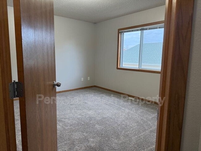 Building Photo - 2510 Amber Valley Ct S