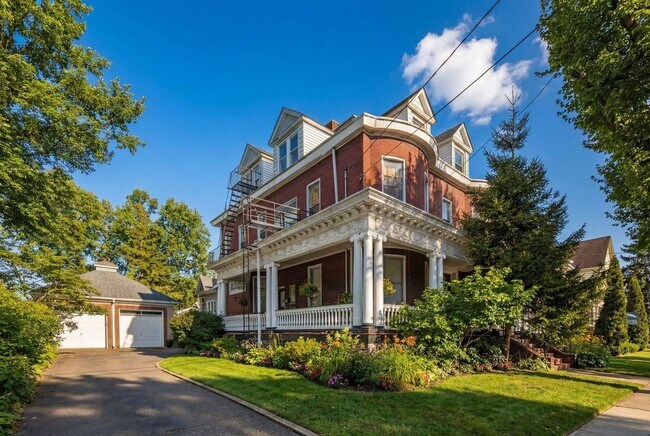 Building Photo - 6 Bonn Pl