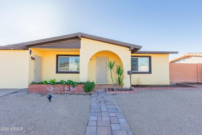 Building Photo - 1813 E Ellis Dr