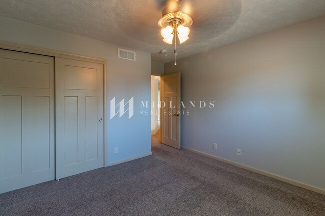 Building Photo - Beautiful Duplex
