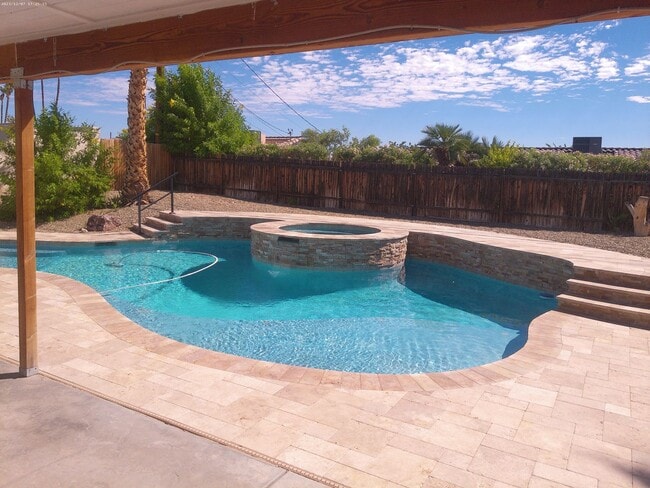 Building Photo - Pool Home 3 bedroom 2 bathroom Long term