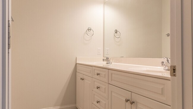 Building Photo - 401 Longwood Place