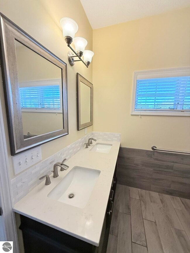 Building Photo - 201 River St