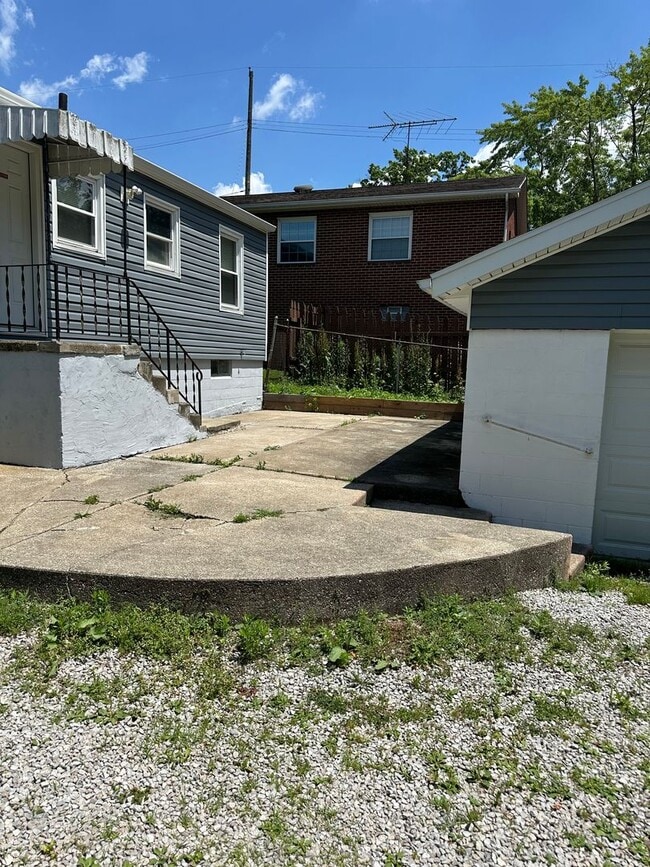 Building Photo - 2 Bedrooms  & 1 Bathroom - East end of Bar...