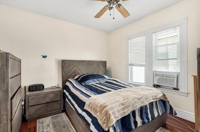 Building Photo - Large 3 bedroom 1 bathroom apartment North Andover