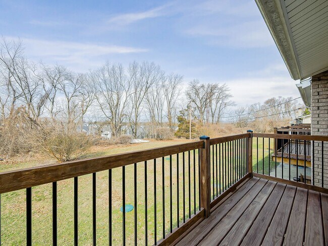 Building Photo - Freshly Updated 2BR Home in Prime White Lake Location!