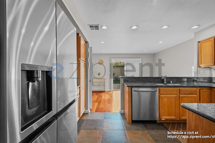 Building Photo - 1088 Vista Pointe Cir