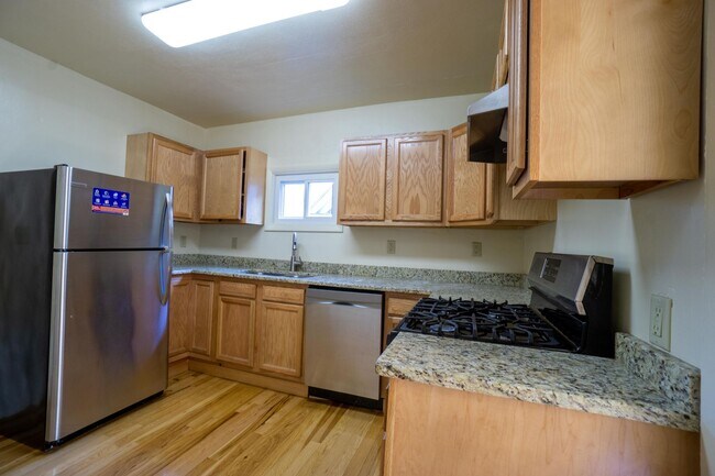 Building Photo - Newly renovated 3 bedroom apartment close ...
