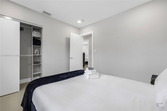 Building Photo - 1104 N 13th Terrace