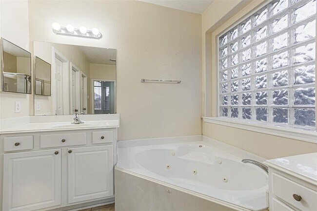 Building Photo - 24503 Jocelyn Park Ct