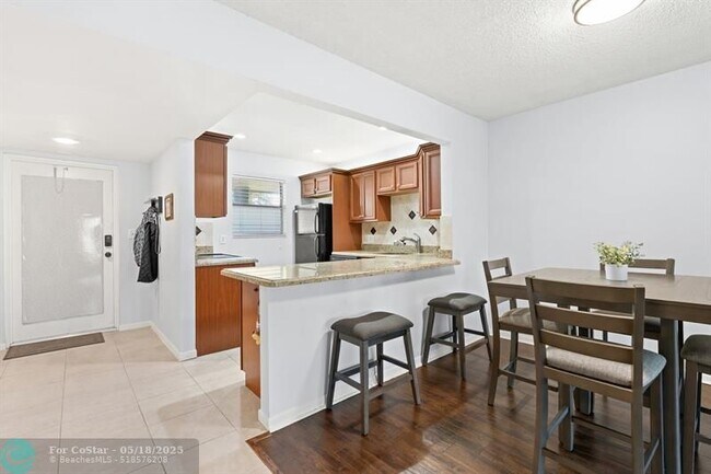 Building Photo - 2960 Riverside Dr