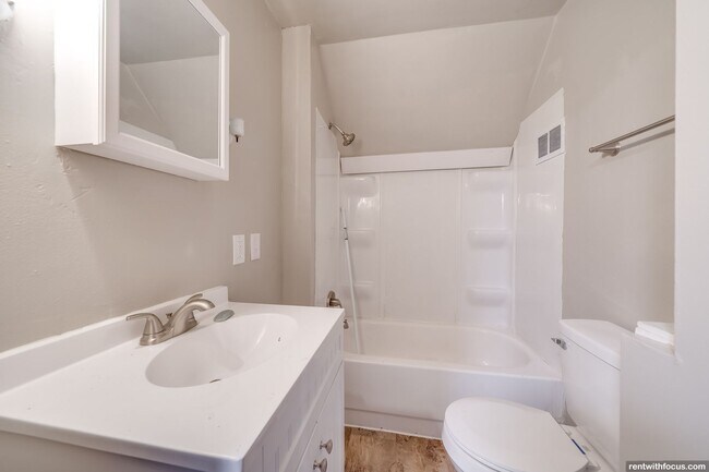 Building Photo - 714 S Memorial Dr