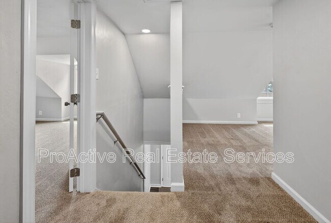 Building Photo - 816 Martin Ave