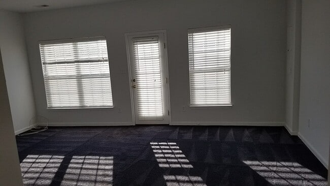 Building Photo - 3 bed, 2.5 Bath 1440sf End-Unit Henrico To...