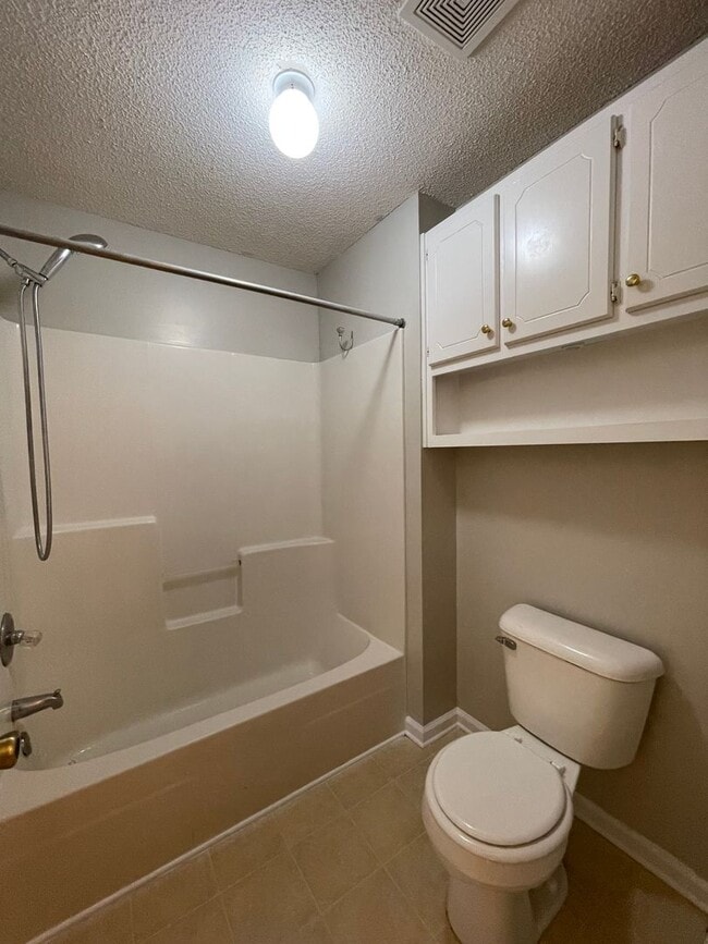 Building Photo - Foxhill Commons - 12 Month Minimal Lease!
