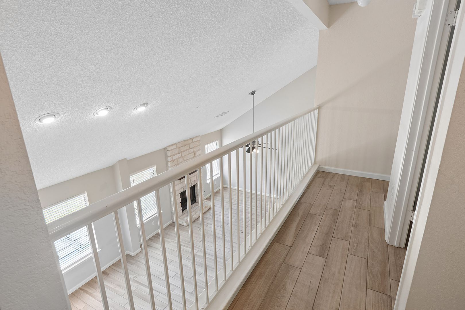 Building Photo - 15301 Ecorio Dr
