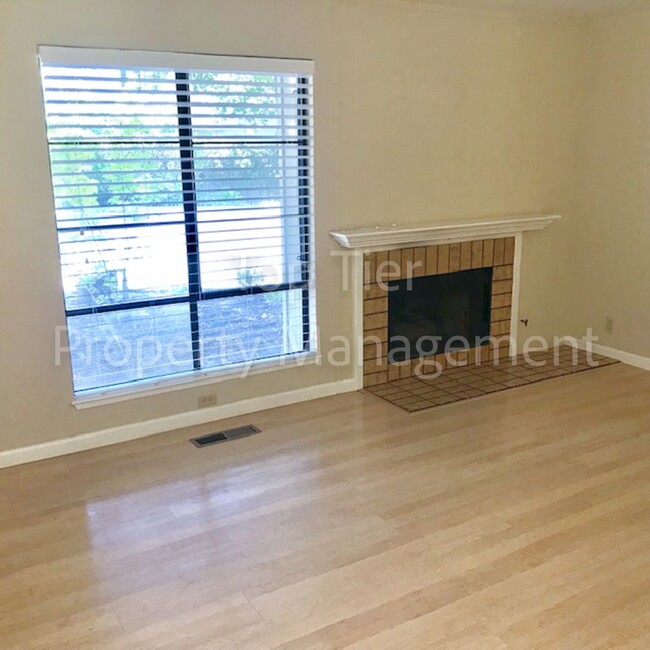 Building Photo - 2 Bd/1.5 Ba, 1,202 sf two-story Walnut Cre...