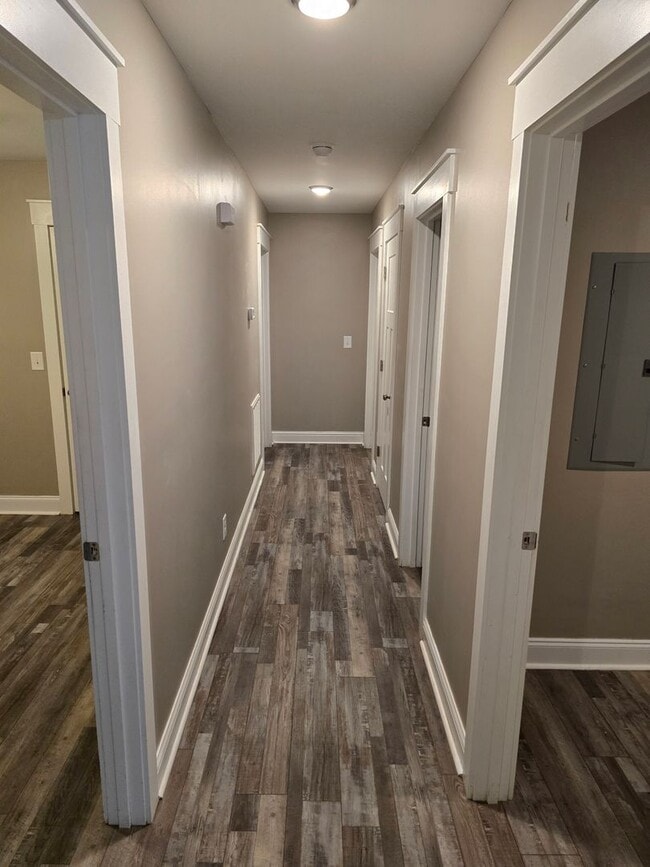 Building Photo - VERY NICE 3/2 HOUSE IN TUNNEL HILL