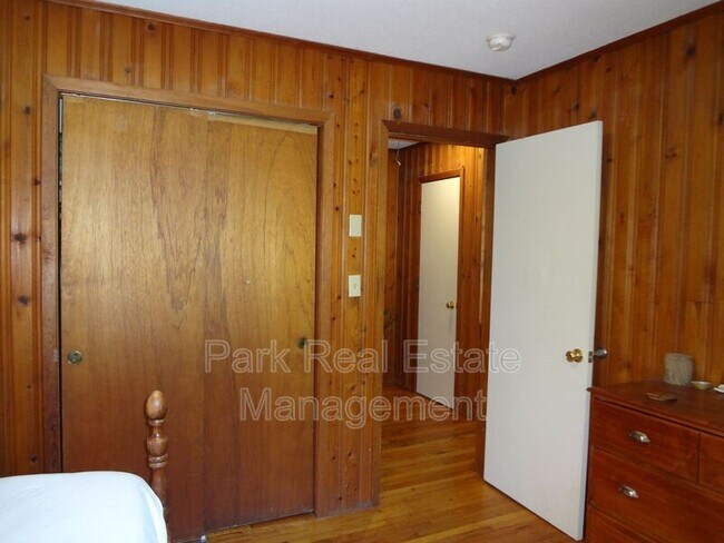 Building Photo - 432 S Greensboro St