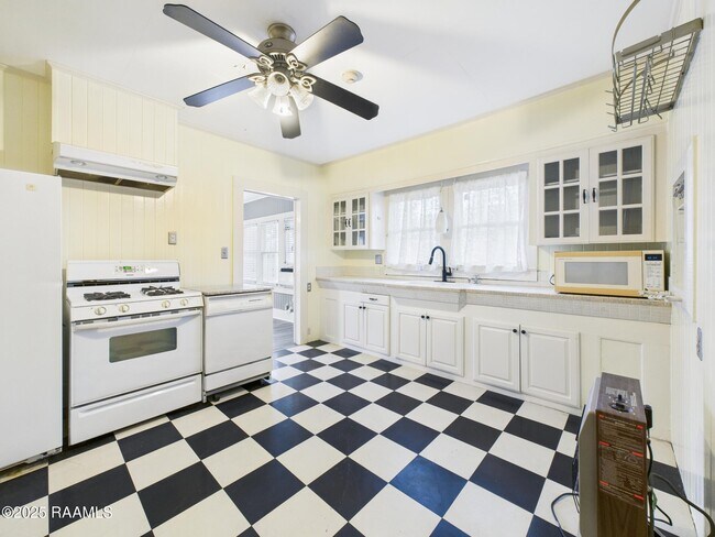 Building Photo - 408 Harding St