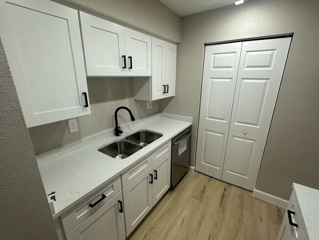 Building Photo - NEWLY renovated 2 bedroom/1 bath condo in Casselberry!!