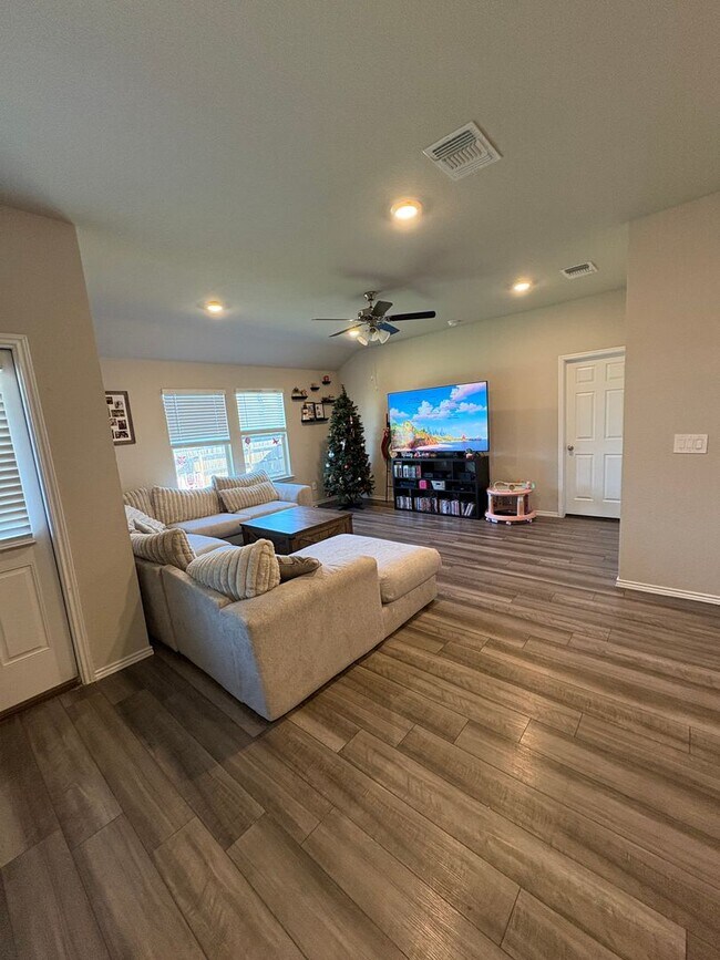 Building Photo - 4 bedrooms Home in Creekside Hills