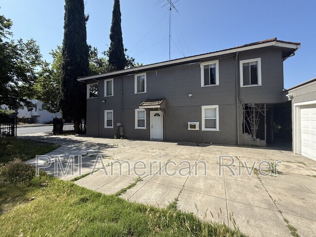 Building Photo - 218 5th St
