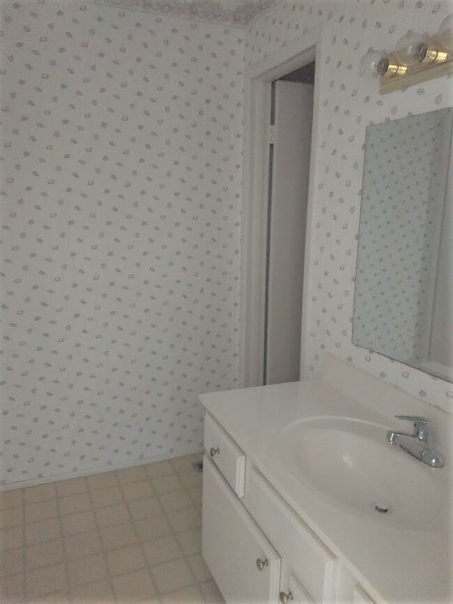 Building Photo - 29 Lakeshore Terrace