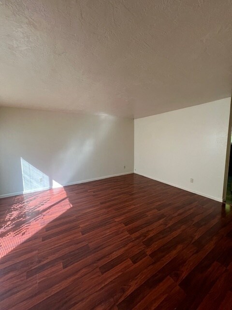 Building Photo - 2 bed 1 bath duplex Garden City!