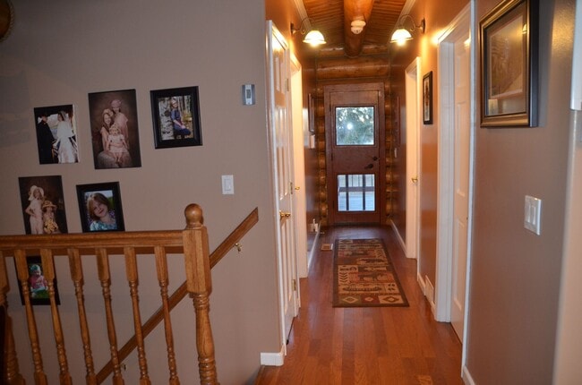 Building Photo - Beautiful 3 Bed 2 Bath Log Home with Large...